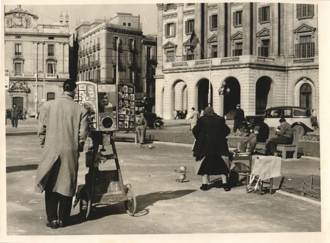 Photographer on Colón Square of Barcelona