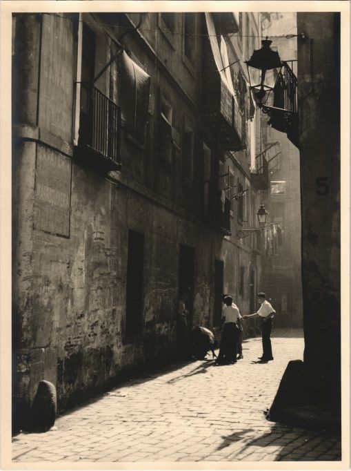 Jugando en  la calle Petxina del Raval