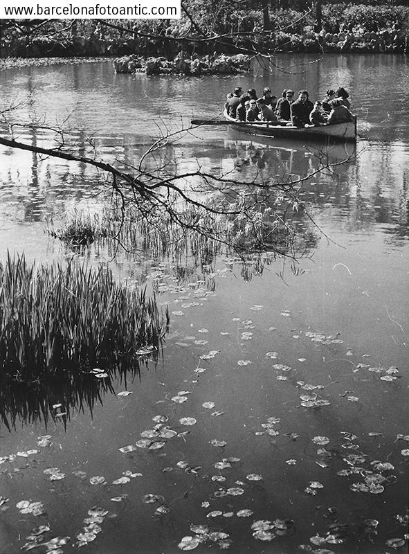 Sailing on the pond of the Ciutadella Park