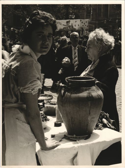 Selling candied fruit.St Ponç market